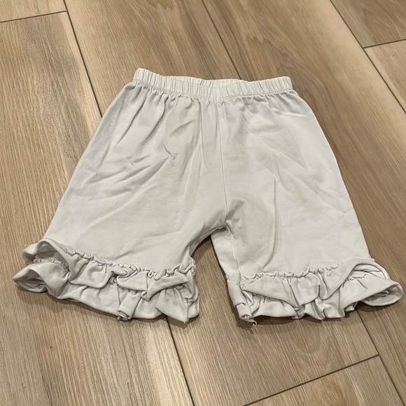 Used Toddler Girls White Boutique Brand Size 2T White Ruffle Shorts Stretch Play - Picture 1 of 7